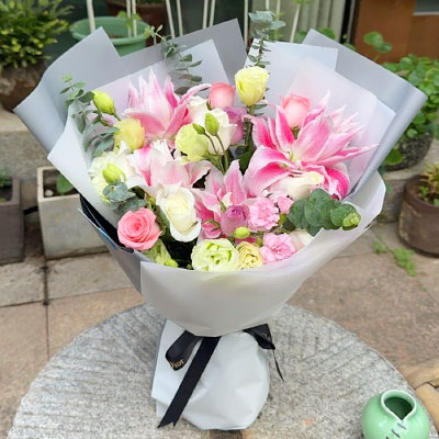 娄底9朵玫瑰混搭百合,爱恋纯真无邪